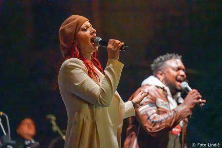 Temperamentna Tanja Žagar je razgrela kamniško publiko za najdaljšo noč v letu in silvestrovanje v centru Pravljičnega Kamnika (12)